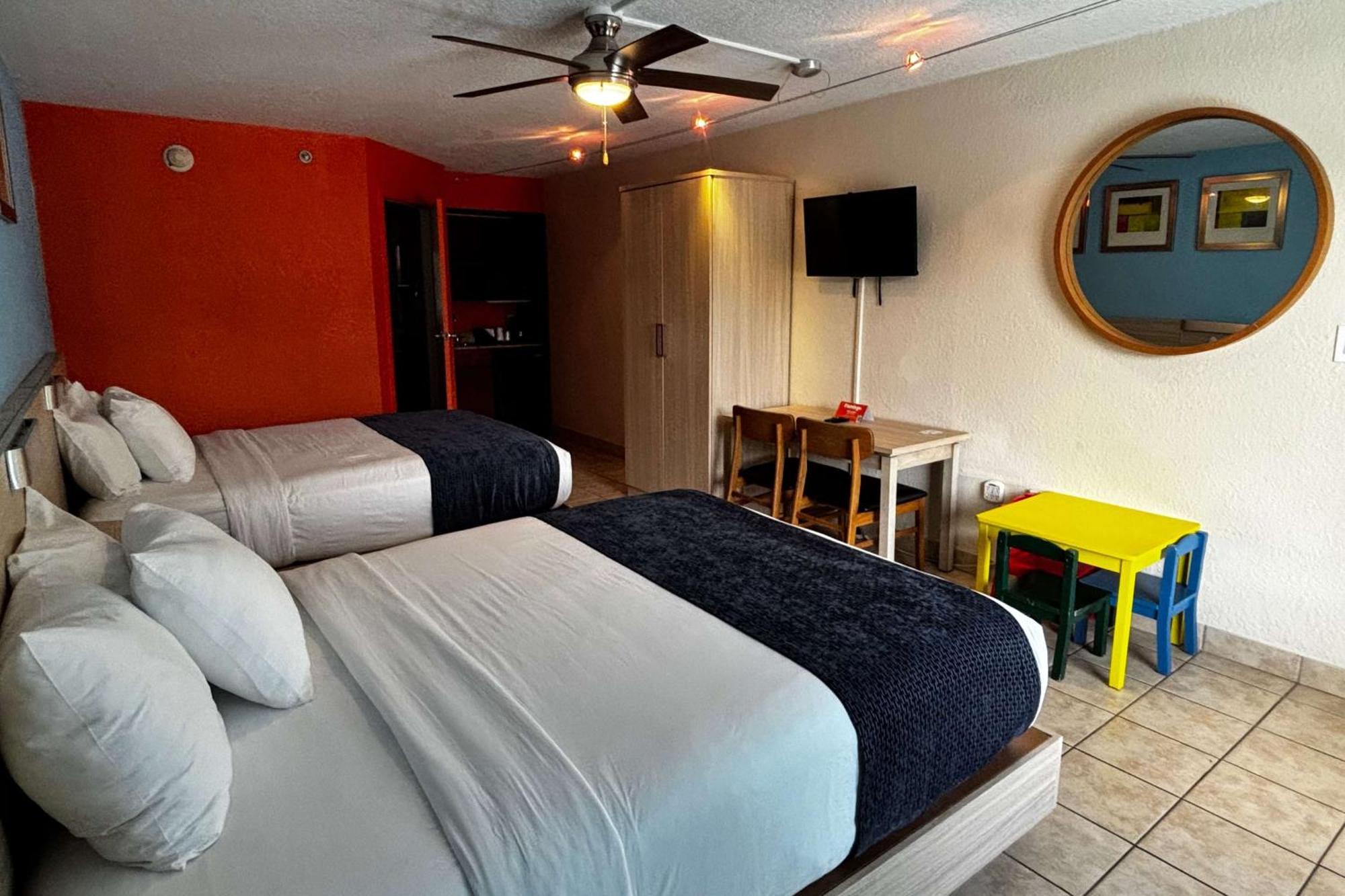 Отель Ramada By Wyndham Flamingo Water Park Киссимми Экстерьер фото